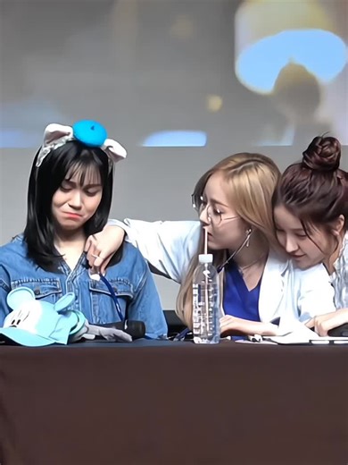 𝙪𝙢𝙟𝙞 𝙡𝙤𝙤𝙠𝙨 𝙨𝙤 𝙙𝙤𝙣𝙚... 🙂😂 #gfriend #buddy #gfriend여자친구 #gfriend여자친구 #fyp