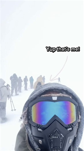 An unexpected, dangerous, but unforgettable experience in Tromsø 🏔️⚠️ We just wanted to go for a mountain hike, but the Arctic weather went completely crazy 🚨❄️ 📊 By the numbers: 📍 100m in: -5°C, feeling good 🧊 📍 500m in: Wind jumps to 50 km/h 💨 📍 1km in: Total whiteout 🌫️ | 80 km/h gusts 🌪️ | -15°C windchill 🥶 🛑 Result: Frozen hair ❄️, killer headache 🤯, and hands turned into total ice blocks 🧊🖐️! Turned right back to safety! The mountain always wins 🏔️ Une expérience inattendue