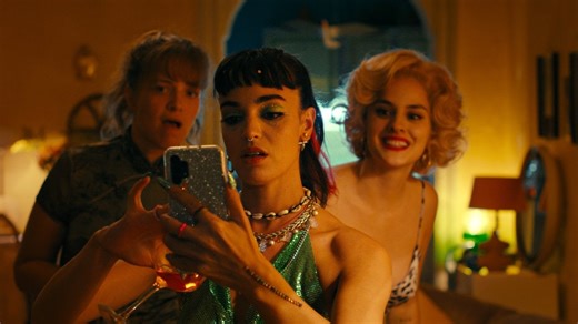 Le donne al balcone - The Balconettes: una clip esclusiva del film di Noémie Merlant