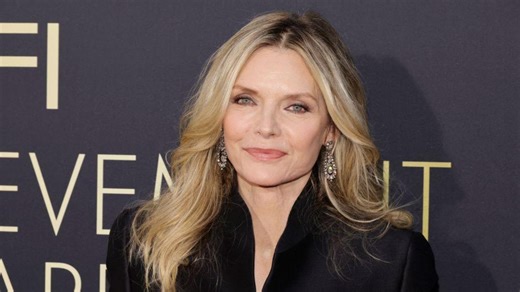 Hollywood celebra Michelle Pfeiffer con l'iconica cerimonia delle impronte delle mani e dei piedi