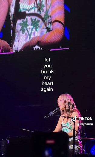 Laufey - Let You Break My Heart Again (Live Concert)
