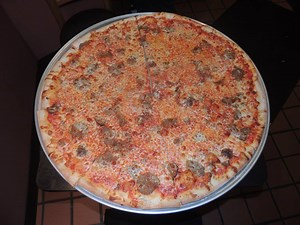 Avellino's 5lb Pizza Challenge - FoodChallenges.com