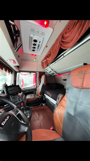 Alsof er niks veranderd is, zelfde auto, zelfde inlogcode en personeelsnummer en zelfs de verlichting zat er nog in! Ook was de accu weer leeg toen ik maandag begon 🤣 Maar het was een mooie start met verschillende weersomstandigheden!! Ik heb genoten!! 👌❤️💪 #vrachtwagen #redlightdistrict #gordijnenindeplooigasmetdiezooi #interieurstyling #100procentgenieten