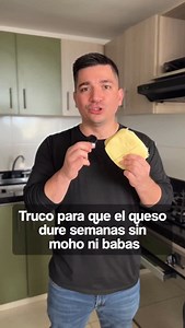 El truco para que el queso dure semanas sin moho ni baba 🧀🫕 Los quesos se contaminan y deterioran porque son alimentos ricos en agua, grasas y proteínas, un ambiente ideal para que bacterias, levaduras y mohos crezcan si la humedad no se controla 💧 Cuando el queso se guarda en su empaque plástico después de abierto, el vapor de agua queda atrapado y crea un ambiente húmedo donde microorganismos como Pseudomonas, Lactobacillus y mohos como Penicillium se multiplican rápidamente, generando malo