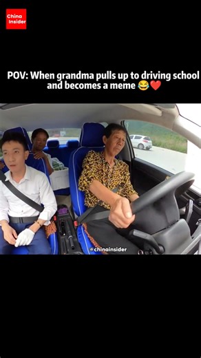 China grandmas never disappoint💁‍♀️. In Jinan, a grandma went viral after showing up to driving school and absolutely stealing the show during her test 🚗😂. Her “signature moves” — dramatic turns, wild steering, and fearless vibes — had the whole car cracking up. Netizens loved it so much they started turning her into hand-drawn memes ✍️, imagining her driving like a kung fu master or locking her poor instructor in an eternal seatbelt combo. What began as a driving lesson turned into a full-on