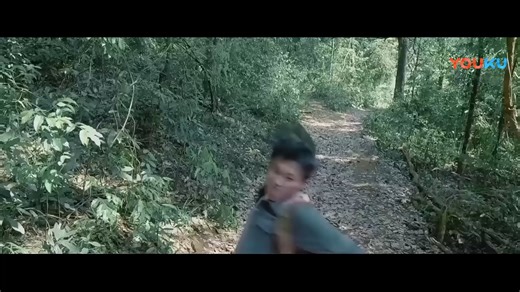 The man wanted to use an explosive ball to end the snake's life, but he lacked the strength to throw it. 男人想利用爆炸球结束大蛇的生命，不料力气太小没扔过去！ #大蛇 #snake #优酷电影 #youkumovie | Youku Movie