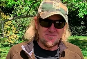IRON MAIDEN's ADRIAN SMITH: Fishing Is 'A Great Way To Balance Myself Out'