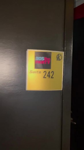 When you arrive to our suite @arcangel MIAMI concert! Just come inside! 🔥 #305theparty #kaseyacenter • #todomusictodomiami #miami #arcangel #southflorida