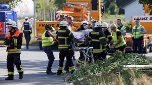 Kameras zeigen seltsamen Vorfall in NRW: Zugführer saß zwischen Waggons, als brennende Lok entgleiste