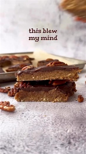 Vegan Pecan Pie Bark (Healthy-ish, 5 Ingredients, Totally Irresistible!) This vegan pecan pie bark tastes like everything you love about classic pecan pie—but made with whole-food ingredients, no refined sugar, and just five simple staples. It’s the kind of treat you stash in the freezer for those moments when you want something sweet without turning to the ultra-processed stuff. As a Plant-Based Nutrition Specialist, I love this recipe because it uses dates, pecans, and oats to create natural s