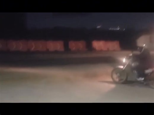 Vecinos del fraccionamiento Colinas del Roble de Tlajomulco de Zúñiga señalan de peligrosa la salida de dicho condominio debido a la falta de señalización vial en el cruce de Camino a Lomas de Tejeda y Carretera a San Sebastián el Grande ⚠️ Pedimos su atención en la zona Gobierno de Tlajomulco #DenunciaZMG | Tráfico ZMG Periodismo Ciudadano