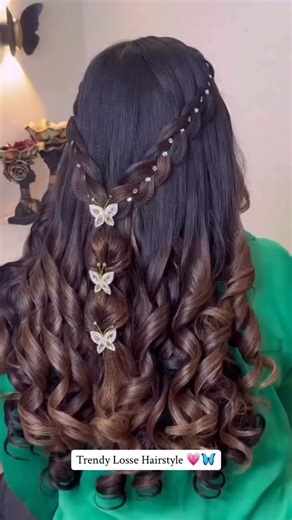 Mehak Hasija on Instagram: "✨ Trendy Losse Hairstyle✨ ➡️A trendy loose hairstyle can be achieved in various ways depending on your hair type and desired look. For example, beachy waves are popular and can be achieved using a curling wand or by braiding damp hair overnight. Messy buns or ponytails with face-framing pieces left out can also give a relaxed and stylish vibe. Adding texturizing spray or sea salt spray can enhance the effortless and undone look. ❣️Feel free to contact for inquiry call