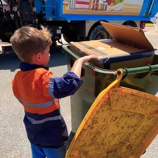 Garbage Truck driver shows min min playtime kids his Rubbish Truck | garbage truck video for kids