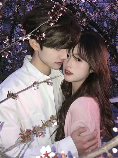 Flower-Viewing Photo Pose Guide for Couples - Perfect Small Date Shot