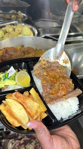 Preparativos a Mediodía en Nuestro Restaurante