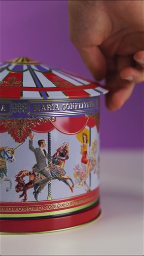 🎠✨ Un regalo que despierta todos los sentidos La Lata Musical con Bombones “Carrusel” 300g es pura magia: gira, suena y guarda en su interior deliciosos bombones de chocolate rellenos de praliné 🍫 | Maria Confeitaria