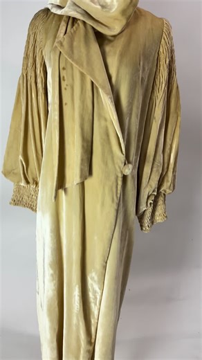 1920s Velvet Coat in Size S-M: Timeless Vintage Fashion