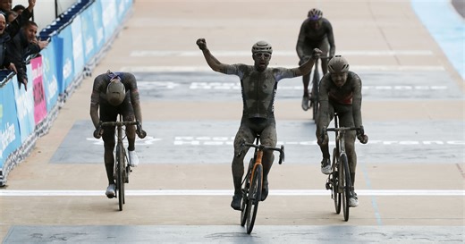 Paris - Roubaix 2021: Sprint nach Schlammschlacht übers Kopfsteinpflaster - Colbrelli schlägt Vermeersch und van der Poel
