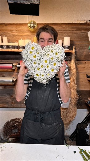 Danziger Flowers on Instagram: "🤍✨ Tobias Kopp masterfully features Harmony® Leucanthemum superbum, allowing radiant white petals and yellow-hearted centres to shine as a focal point, while XLence® gypsophila is delicately woven in, adding pure white, ball-shaped softness throughout. Thoughtful placement and balance transform these two blooms into a wreath of grace and calm. Serene, refined, and timeless. 🌼☁️ 💐🧑‍🎨 @derblumenmanndiy 🤝 @masterflorists 📦🚚 @duflorgmbh 🛍️ Harmony® Leucanthem