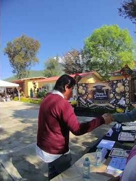 Entregando certificados en la secundaria