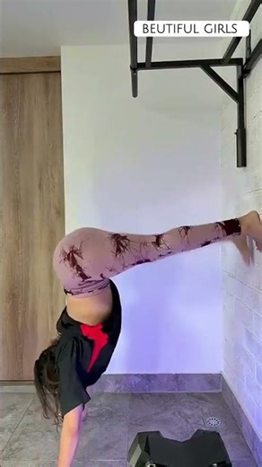 Doing a full split handstand #handstandworkout #fullsplit #viralshort