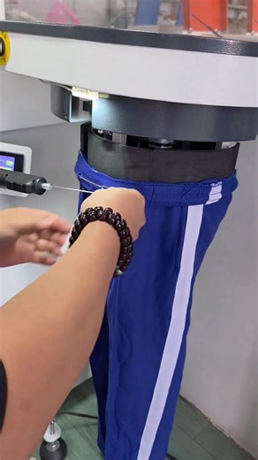 Automatic trouser drawstring machine#одежда fabрика #автоматические швейные машины #fábricaderopa #máquinasdecoserautomatizadas #Atelierdevestements #Machinesacoudreautomatiques #Bekleidungsfabrik #AutomatischeNämaschinen #衣料工場 #自動ミシン #의류공장 #자동재봉기#Automatic opensinglepiecebottom/sleevehemmer#Automaticbuttonhemmingoflegsinterlockmachine#Fábricaderopa#Confeccióndemoda#Produccióntextil#Manufacturadeprendas#Chrysanthemumshapedbuttonhole#Automaticpocketsetter#Double-headheattransfermachine#缝得快#缝得快自动化