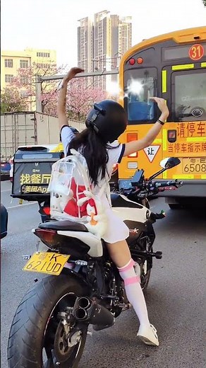 I honked at this cute biker girl and her reaction was adorable! 🫶🥺 #cutebiker #girlrider