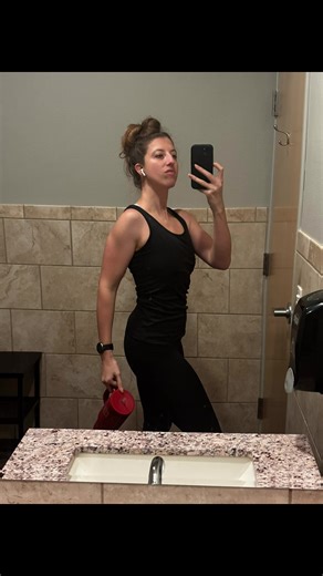Here’s your reminder to lift heavy! I dare you to go from 5-7 different exercises to just 1-2 exercises per workout Go all out in those 1-2 exercises It makes an energetic difference for sure 👍 Work with me 1:1 to get yourself in great shape!