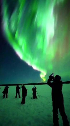 | Auroras boreales en Laponia. Cielos resplandecientes, lagos que reflejan magia