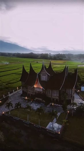 Sumbar Rancak on Instagram: "Ado yg tau dima rumah gadang ko sanak? 🎥 @zulfendri9 #indonesiaindah #sunset #keindahanalamindonesia #rumahgadang #sumbarrancak"