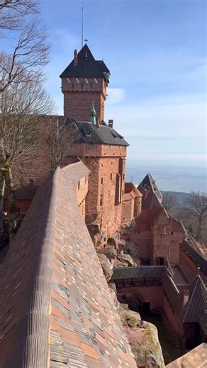 Florent Greco on Instagram: "Château du Haut-Kœnigsbourg Orschwiller (67600) France 🇫🇷 ********************* Au XIIᵉ siècle, Frédéric de Hohenstaufen, dit Le Borgne, duc de Souabe, perçoit l’intérêt stratégique du Stophanberch (755 m) et y établit une forteresse, mentionnée pour la première fois à cette époque. Situé à la croisée des routes du blé et du vin (nord-sud) et du sel et de l’argent (ouest-est), le château passe sous contrôle des Habsbourg, qui l’inféodent aux Tierstein en 1479. Ceux