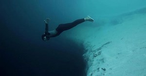 Όταν ο Guillaume Nery πήδηξε στην βαθύτερη μπλε τρύπα του κόσμου (video)