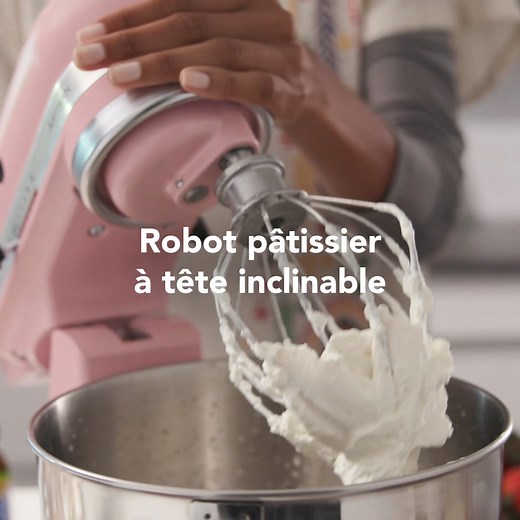 💕 Tête inclinable ou bol relevable : quel robot pâtissier vous convient le mieux ? 💕 Le choix du robot pâtissier idéal dépendra de votre manière de cuisiner. Le meilleur robot pâtissier multifonction est celui qui correspond à votre style de cuisine. Mais quelles sont les différences ? ROBOT PÂTISSIER À TÊTE INCLINABLE 🩷 Sa tête s’incline vers l’arrière pour vous permettre de tourner facilement le bol sur la base, de changer d’accessoire, d’ajouter des ingrédients et de le remettre en place.