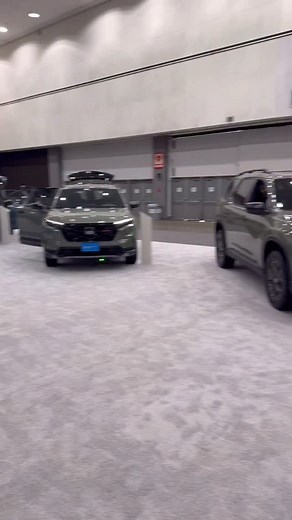 The 2026 Honda Pilot gets a significant refresh for 2026! While the refreshed looks help mature this model some, it’s really the changes on the inside that count! It now has a standard 10.2-inch full digital gauge cluster and 12.3-inch screen! And, compared to the new Telluride, the V6 remains for this year! So, with flexible seating up to 8, is this Pilot the family SUV to buy?? #honda #hondapilot #carreview #carsofinstagram #cars #automotive #carconfections | Car Confections