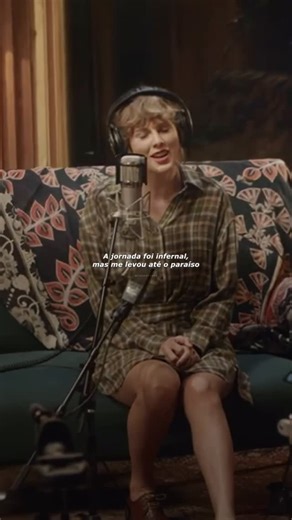 traduções de música on Instagram: "✰ taylor swift ‒ invisible string • • ➝ gostou? siga @glitchversos para mais! :) • • tags ↡ #taylorswift #taylorswiftfans #taylorsversion #tipografiasmusicas #traduçãodemusicas"