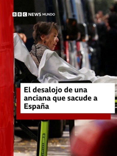 Maricarmen, de 87 años, fue desalojada este miércoles del piso de Madrid en el que vivía desde 1956, pese a la protesta de cientos de personas frente al edificio. La inmobiliaria que compró la propiedad elevó su alquiler muy por encima de su pensión y rechazó la oferta de un donante anónimo para cubrirlo. La empresa no respondió a las solicitudes de comentario. 📹 Reuters #MariCarmen #Madrid #Vivienda #España #BBCMundo
