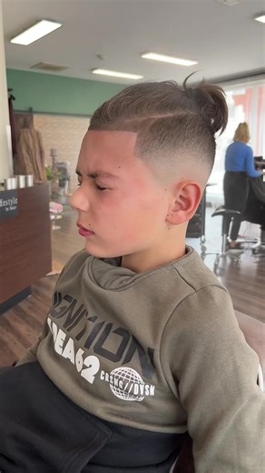 Männerfrisuren: Zopf und Fade Styles für Jungs