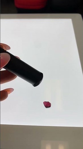 Dichroscope demonstration #gemology #dichroscope #gemstones #luxury #luxurylifestyle #science