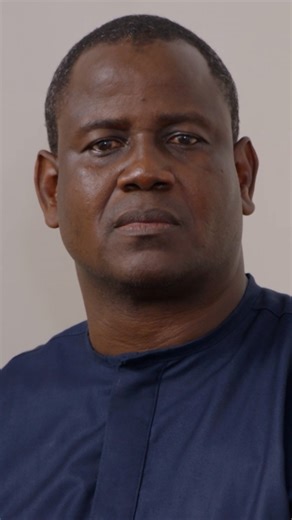 Malgré les tentatives de Denis pour ramener son frère à la raison, Jean-Charles refuse de reconnaître ses erreurs. La mort de Maman Kouakou plonge la famille dans le deuil. Sans emploi et abandonné par Odile, Jean Charles découvre qu’il souffre d’une grave maladie rénale. Les médecins annoncent qu’un seul donneur compatible peut lui sauver la vie. À la place de Denis, qu’aurais-tu fait ? Te sacrifier pour ton frère qui a détruit ta famille ou penser à ta propre vie ? Retrouve ton histoire ✨ POUR