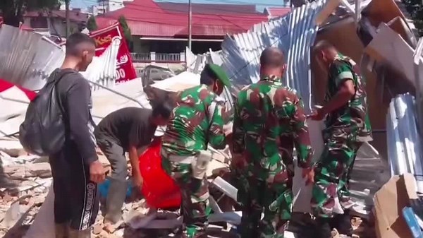 Indonesia earthquake damages buildings, but tsunami alerts have been lifted
