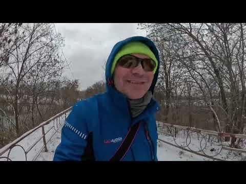 Встрів мурчіка Рибалка на озері в паркі