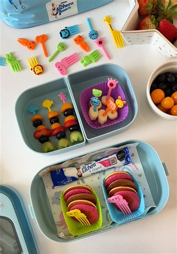 Regreso a clases en modo artista 🎨 Pancakes, frutas y el toque final: el Stick de #LaLechera. Convierte su lonchera en LA lonchera con LA LECHERA®️. ¿Qué estilo te gustaría ver mañana? #LaLechera #BackToSchool #Patrocinado