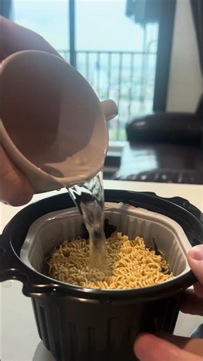 Instant noodles that cook THEMSELVES! 🍜🔥 Hot Cup Black Shabu #shorts