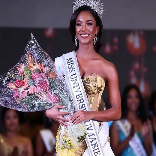 Un incident choquant a marqué le preliminary show de Miss Univers : Gabrielle Henry, la sublime représentante de la Jamaïque, a fait une chute spectaculaire qui a laissé le public sans voix. 😱 Les images sont virales et l'inquiétude était palpable. Par chance, les premières nouvelles sont rassurantes : pas de fractures, mais une nuit à l'hôpital pour observation. Le directeur de l'organisation et le comité Miss Univers Jamaïca ont apporté tout leur soutien, appelant à des pensées positives pour