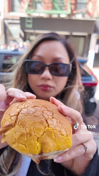 The BEST pineapple bbq pork bun! Mei Lai Wah 📍 Chinatown, NYC One of my long time favorites! 🍍 this has become the most famous dish in Chinatown & went viral bc it’s THAT good 😋 #chinatownnyc #nycfood #nyc #bbqpork #Foodie