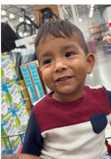 Santhiago es feliz con las muestras de Costco 😋😁 se fue tu carro a recoger a sus hermanas