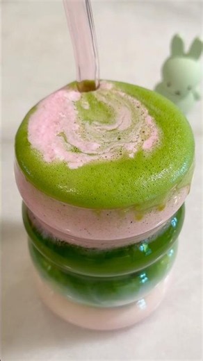 Making a pink matcha latte, the ultimate layered dream 💓