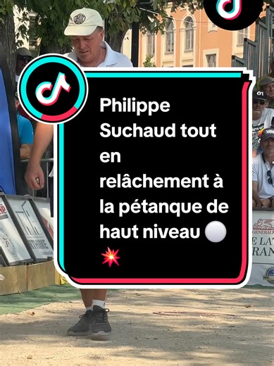 Regardez le grand champion Philippe Suchaud qui joue avec un relâchement total sur le terrain. C’est vraiment impressionnant de voir autant de facilité et de talent dans ses gestes lors de cette partie de haut niveau. Un grand merci à @Boulistenaute Pétanque pour ces images de qualité. Abonne-toi vite pour découvrir chaque jour les plus belles actions et les secrets des meilleurs joueurs de boules du monde. ​ #petanque #philippesuchaud #sport #champion #petanqueboulistenaute