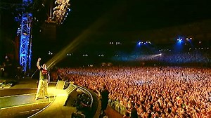 21 anni fa usciva 9 🎸 In questo disco c’è una canzone che tengo particolarmente a cuore: “Un attimo di pace”. Un inno contro la guerra, un vero grido all’unità e alla fratellanza. È importante ricordare quanto sia potente la pace e l’unità, specialmente in momenti come questo. #NOWARMOREMUSIC | Eros Ramazzotti