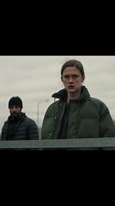 Da en teenager forsvinder, bliver en kriminalbetjent med personlig forbindelse til sagen inddraget i en intens efterforskning, som afslører dyb loyalitet og gamle familiefejder. Synden, Peter Grönlunds nye krimiserie lander på Netflix den 2. januar. | Netflix